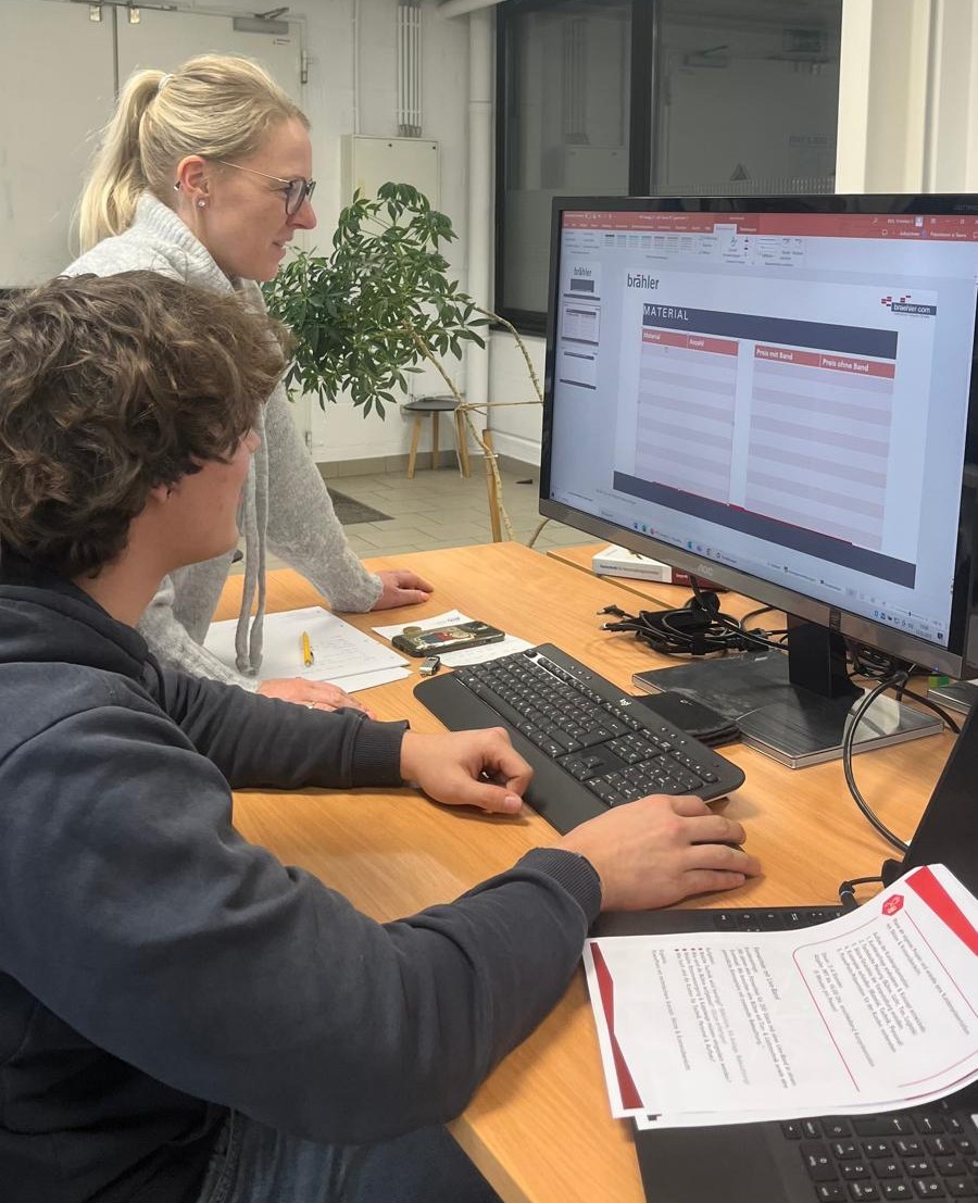 Azubi und Ausbilderin bei der Office-Schulung, Arbeit an einem Materialplan