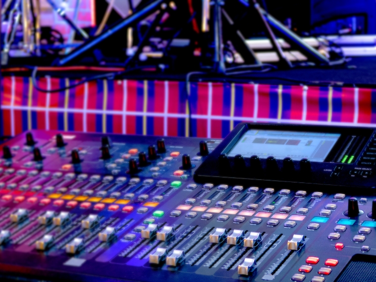 Ein professionelles Audio-Mischpult mit verschiedenen Reglern und Tasten, das für erstklassigen Sound bei Veranstaltungen sorgt, passend zum Thema "Tontechnik mieten" für eine herausragende Veranstaltungserfahrung.