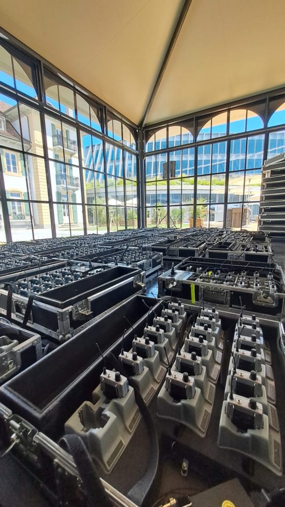 Drahtlose Funkempfänger in Ladestationen für Dolmetschertechnik, vorbereitet für eine internationale Veranstaltung