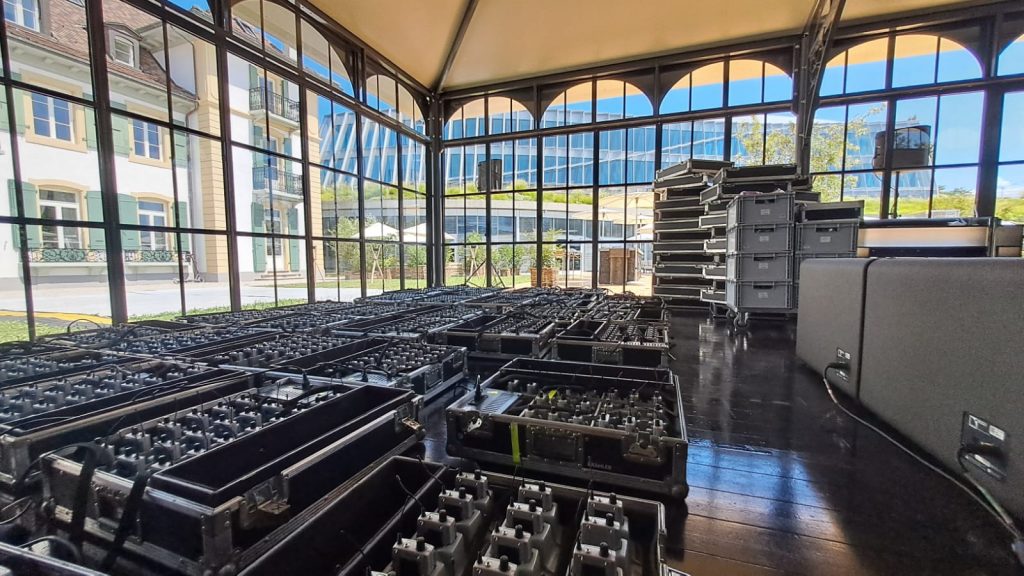 Aufbau von Eventtechnik mit über 700 Funkempfängern in einer verglasten Location während einer internationalen Konferenz in der Schweiz