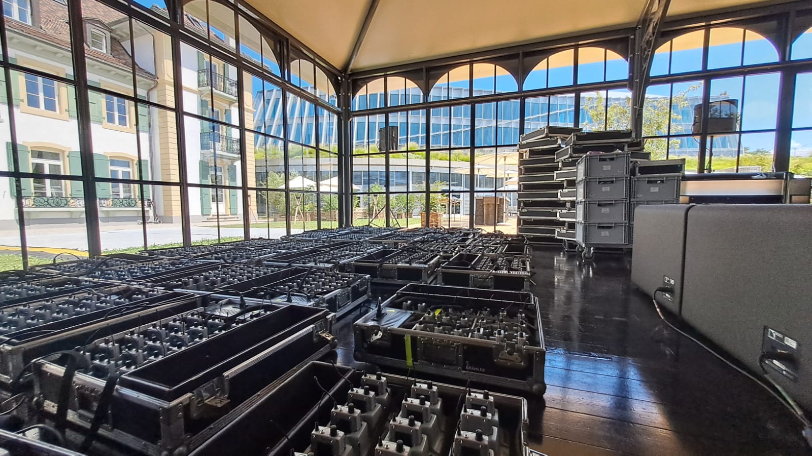 Aufbau von Eventtechnik mit über 700 Funkempfängern in einer verglasten Location während einer internationalen Konferenz in der Schweiz